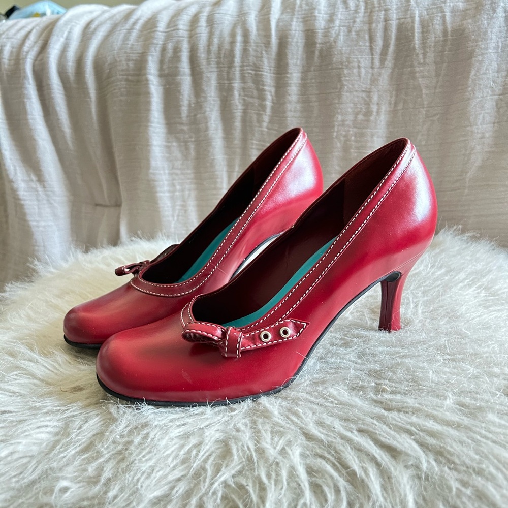 Vintage Red Leather Women's Mid-Heel Pumps with Decorative Bow